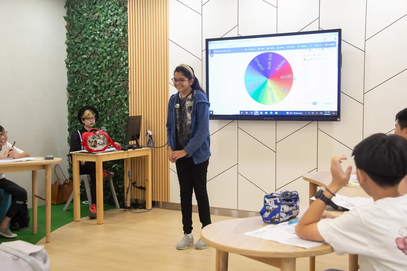 Junior speakers in a Speak and Shine session